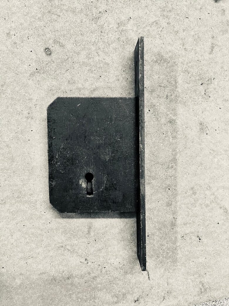 Durvju slēdzenes mehānisms