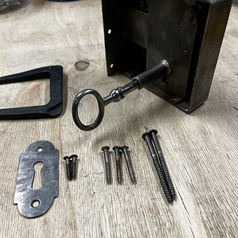 Durvju uzliktā slēdzene