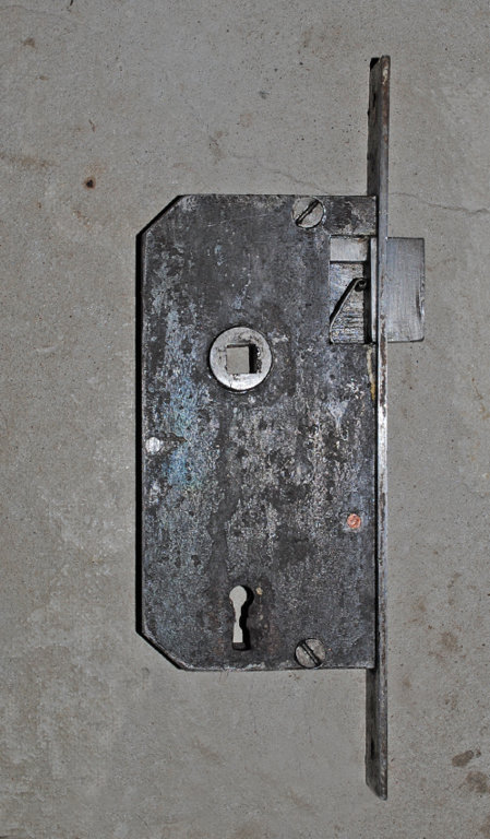 Durvju slēdzenes mehānisms BEZ atslēgas